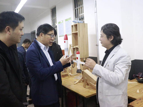 1508225368306988.jpg 参观实训实验室.jpg